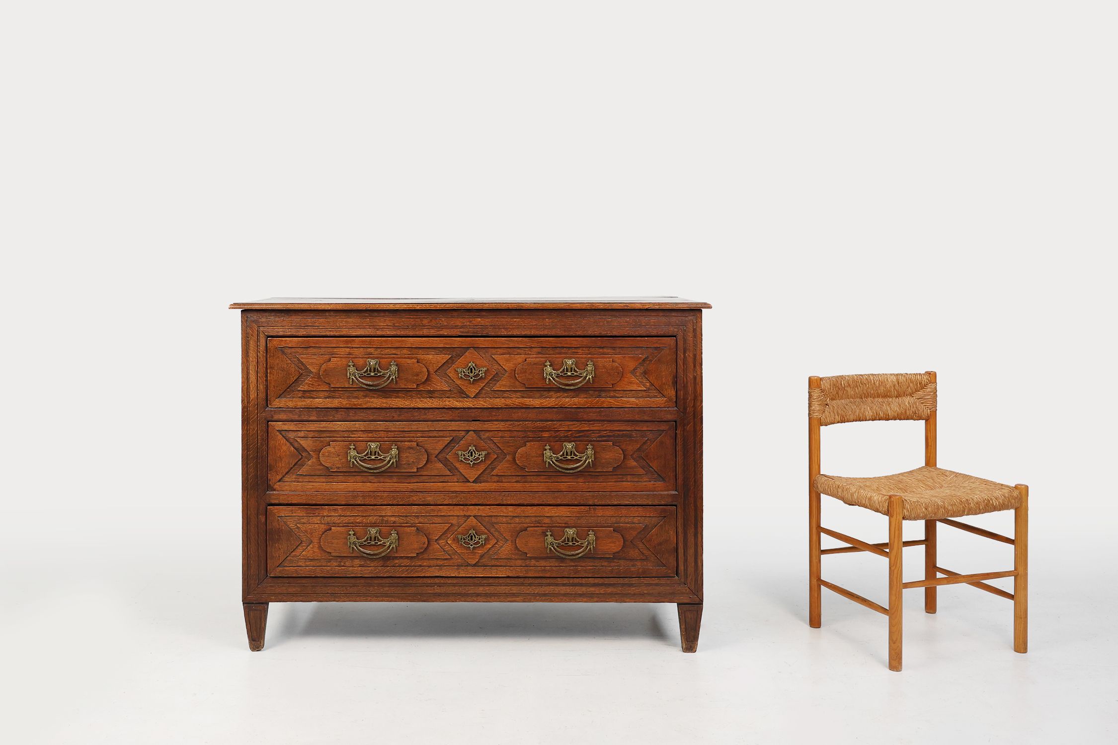 Antique hand crafted en carved chest of drawers in oak, ca. 1800 thumbnail